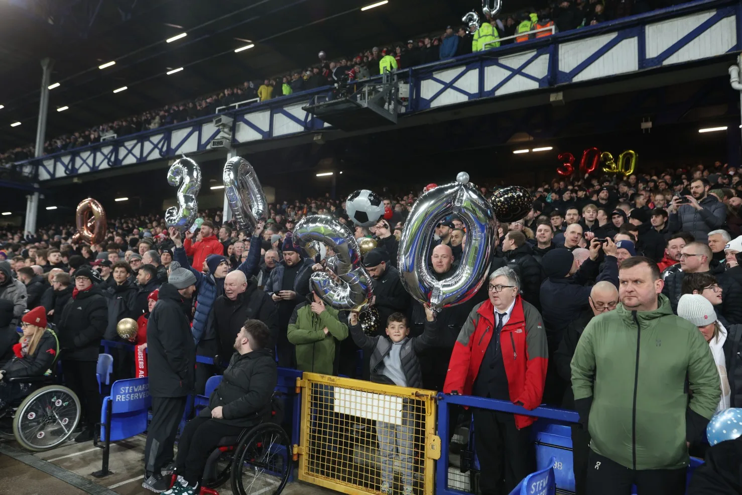 Les fans de Liverpool Troll Everton dans le dernier Derby du Merseyside à Goodison Park avec Banner Cheeky sur le terrain de déménagement