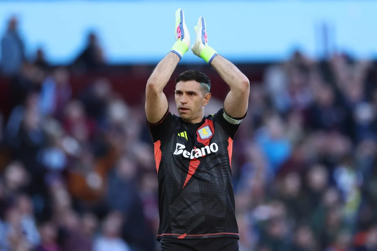 Emiliano Martínez d’Aston Villa porte une casquette provocante à son arrivée en France