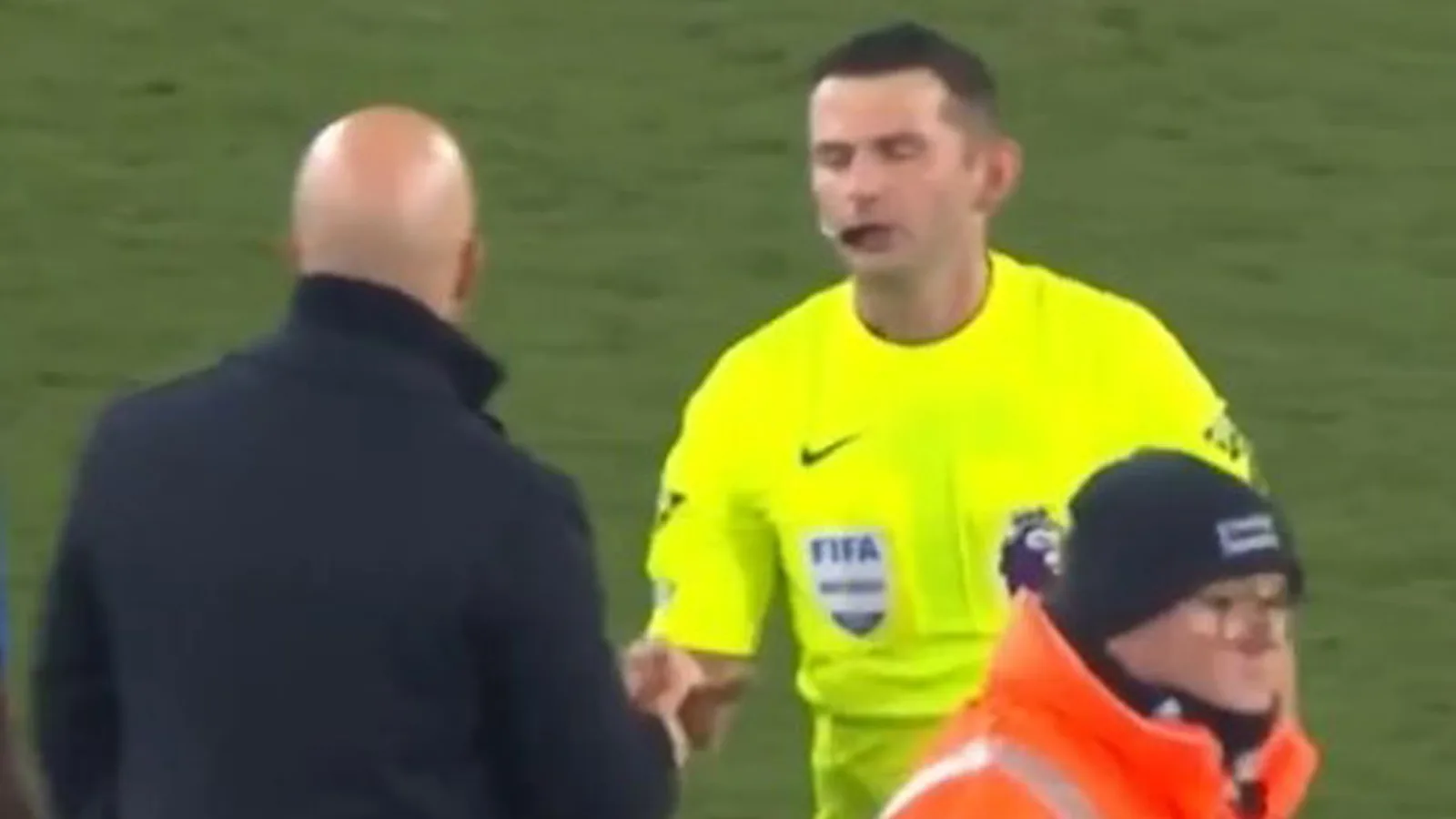 De nouvelles images de l’interaction d’Arne Slot avec Michael Oliver émergent alors que le mystère entoure le carton rouge du manager de Liverpool