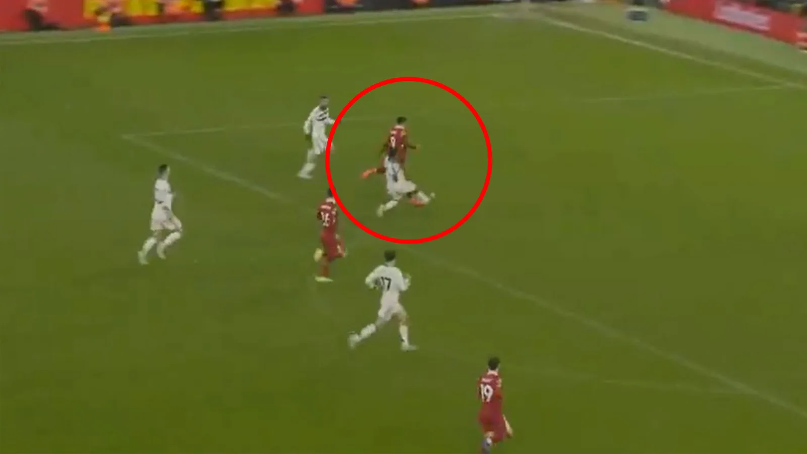 Les fans de Man Utd « debout applaudissent » alors que Leny Yoro sauve l’équipe de Ruben Amorim dans le thriller d’Anfield
