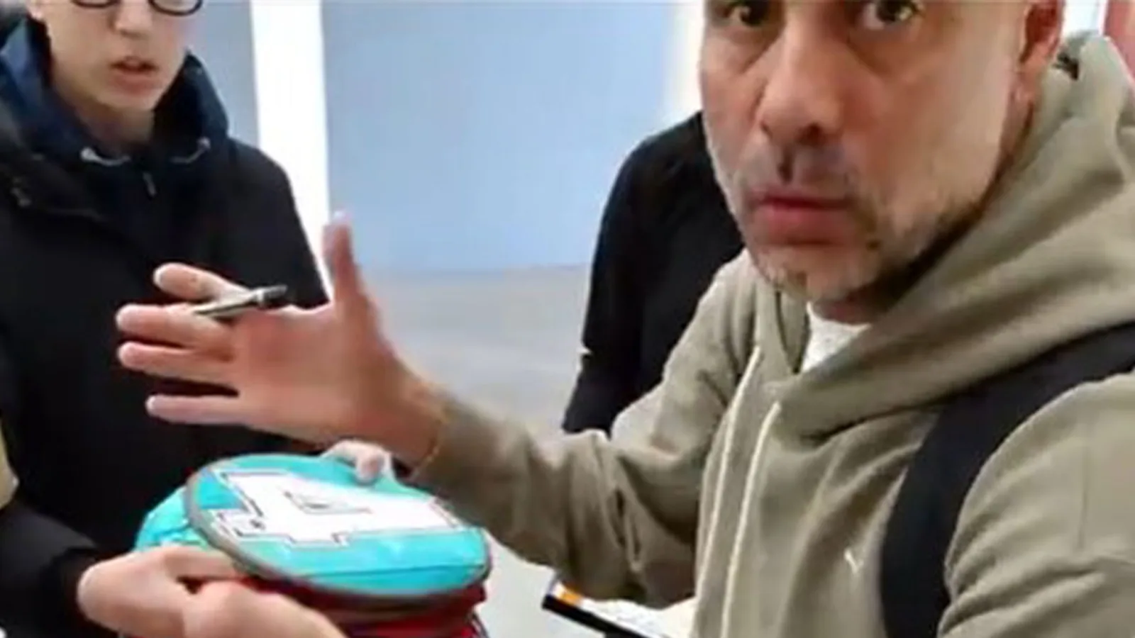 « Ne revenez pas… Je connais vos visages » – Le patron de Man City, Pep Guardiola, dit aux chasseurs d’autographes de « vivre votre vie »