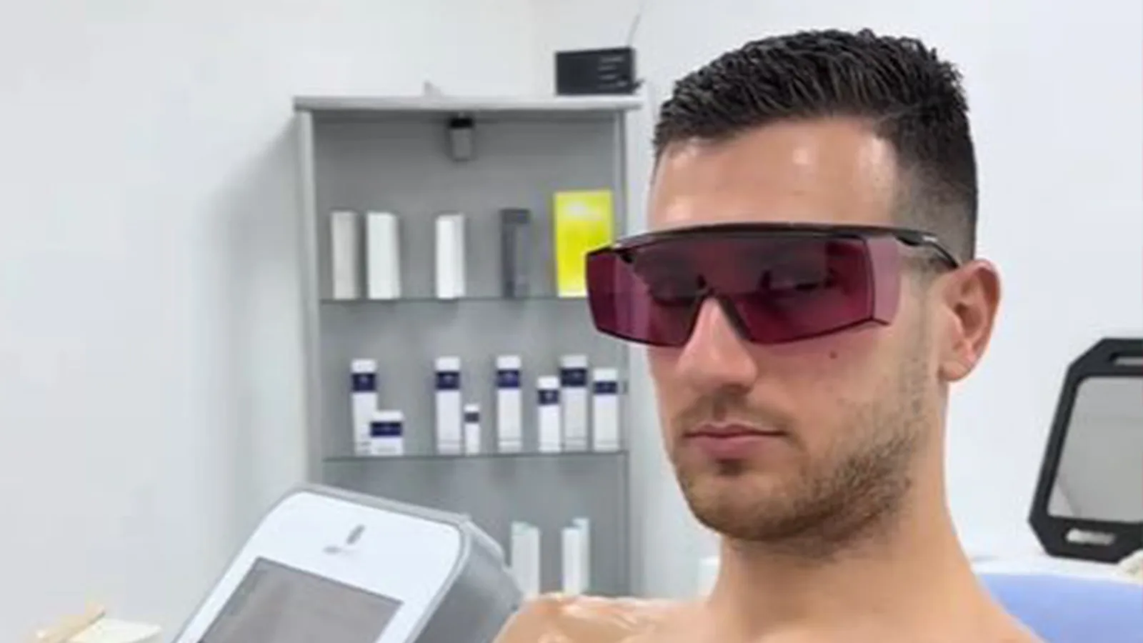 Une vidéo bizarre montre la star de Man Utd, Diogo Dalot, interviewée alors qu’il subit une épilation au laser alors que les fans disent que « le jeu est terminé ».