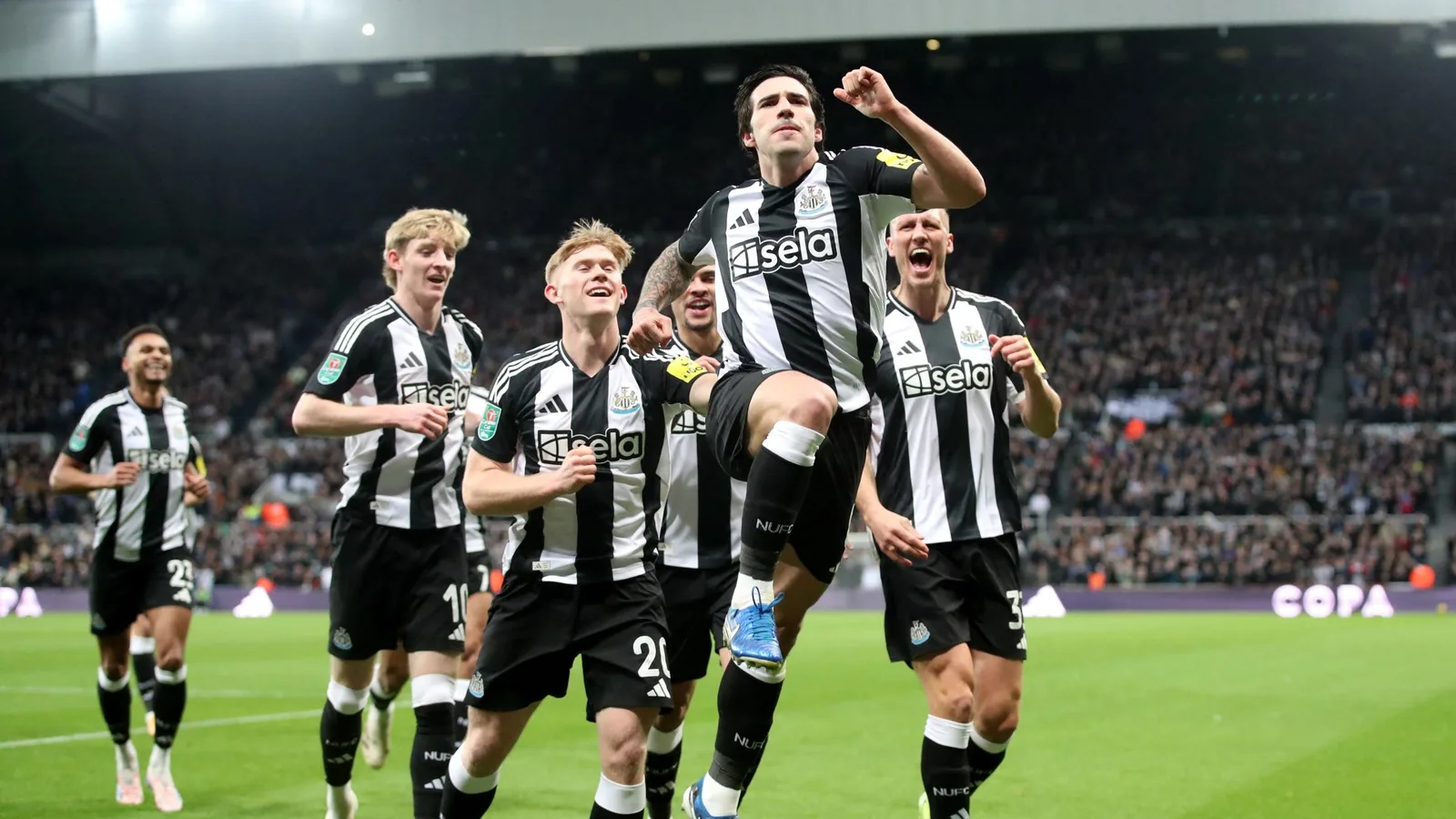 Newcastle 3 Brentford 1 : le doublé de Sandro Tonali en première mi-temps rapproche Toon du premier trophée en près de 70 ANS