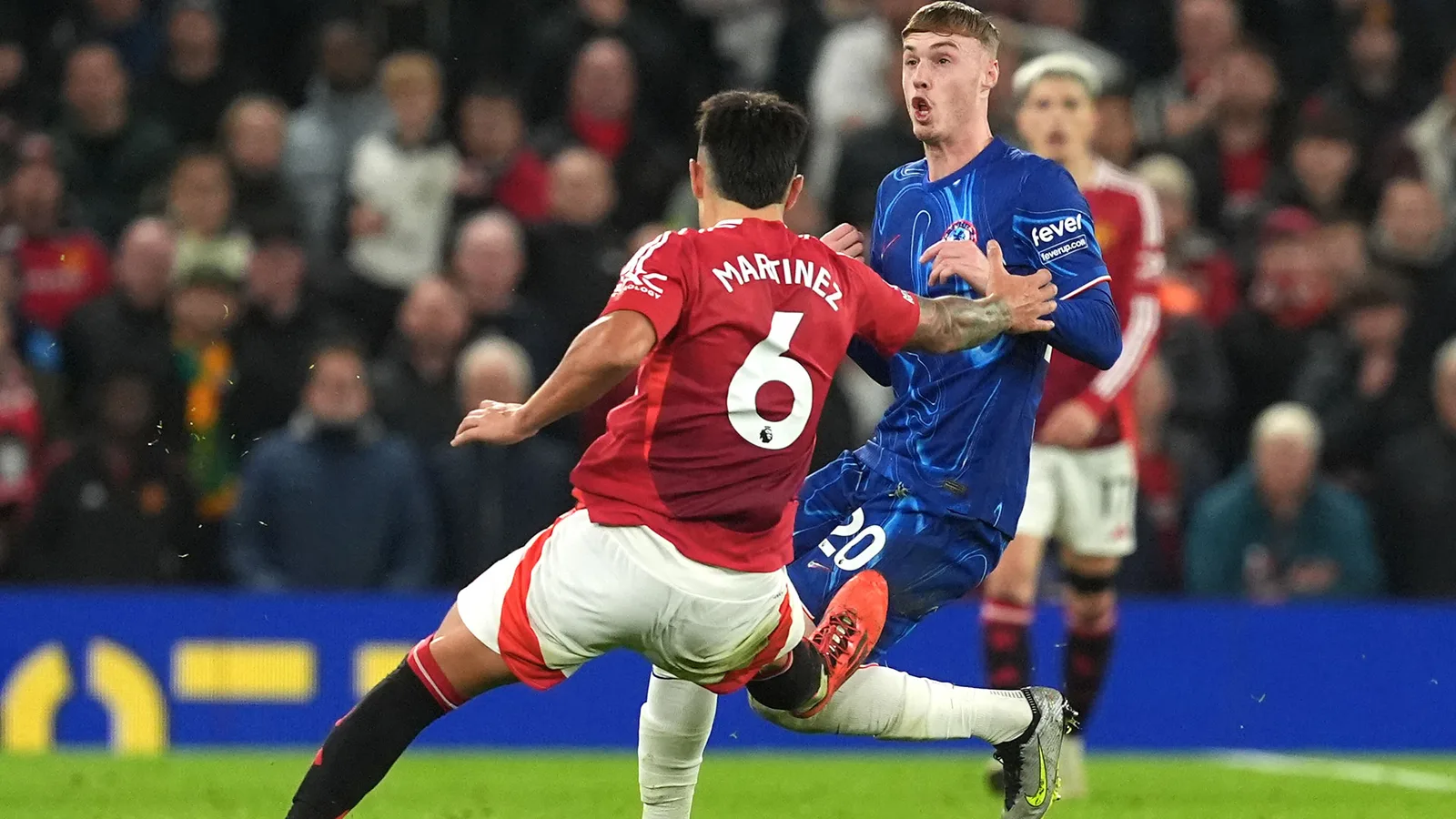 Il y a quelque chose qui ne va pas dans l’arbitrage après que Martinez a évité le rouge pour une faute de Palmer qui mettait sa carrière en danger, déclare l’ancien arbitre du PSG.