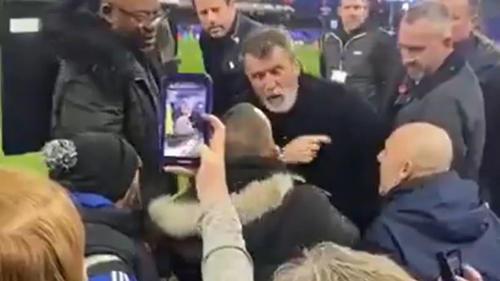 « Je me sens malade quand je le regarde », déclare un fan à qui Roy Keane s’est « offert » après le choc contre Man Utd alors qu’il s’ouvre sur la ligne