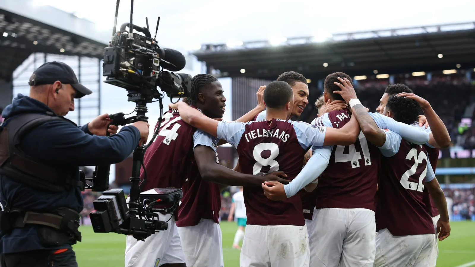 La Premier League se déroule pour les principaux changements de diffusion, y compris les caméramans autorisés sur le terrain pendant les matchs