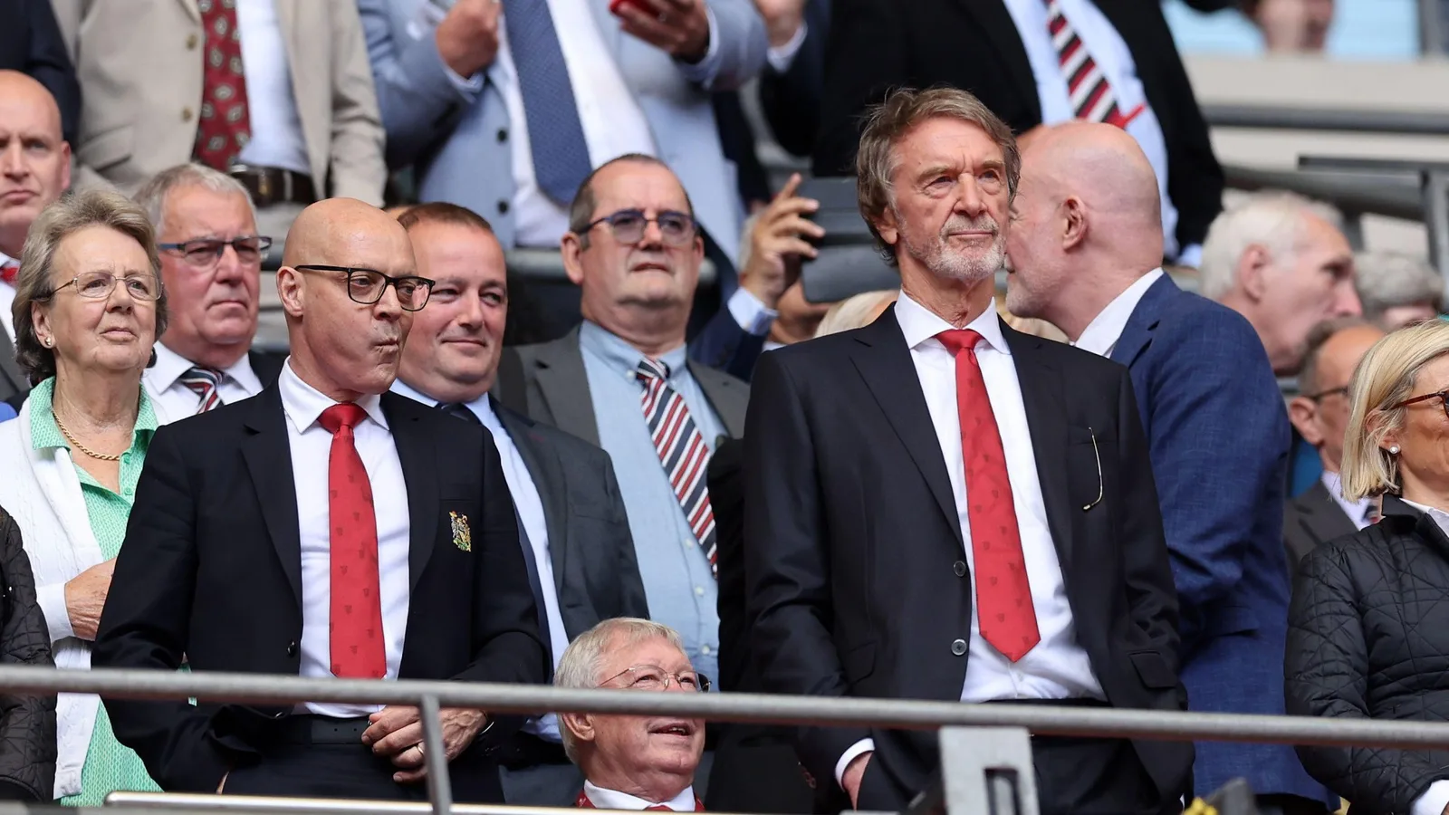 Les chefs de Man Utd se sont retrouvés dans un jeu de reproches pour un désastre coûteux qui a vu Ten Hag obtenir un nouvel accord avant d’être limogé