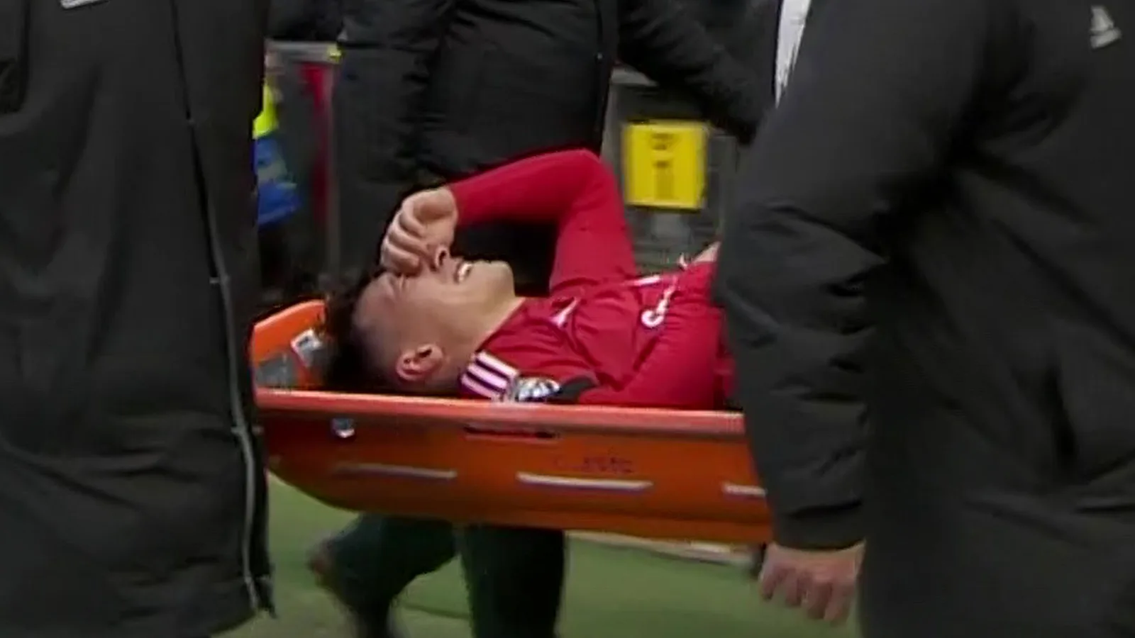 Lisandro Martinez s’est étendue en larmes après une blessure écœurante entraîne un énorme retard dans l’homme Utd vs Crystal Palace Clash