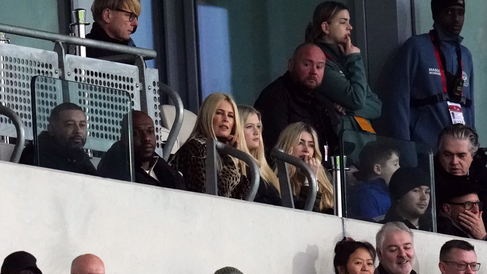Claudia Schiffer aperçue lors d’un affrontement en Premier League avec des filles rarement vues qui sont le portrait craché du mannequin