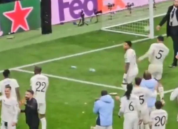 Jude Bellingham se dirige vers la bouteille dans les célébrations du Real Madrid