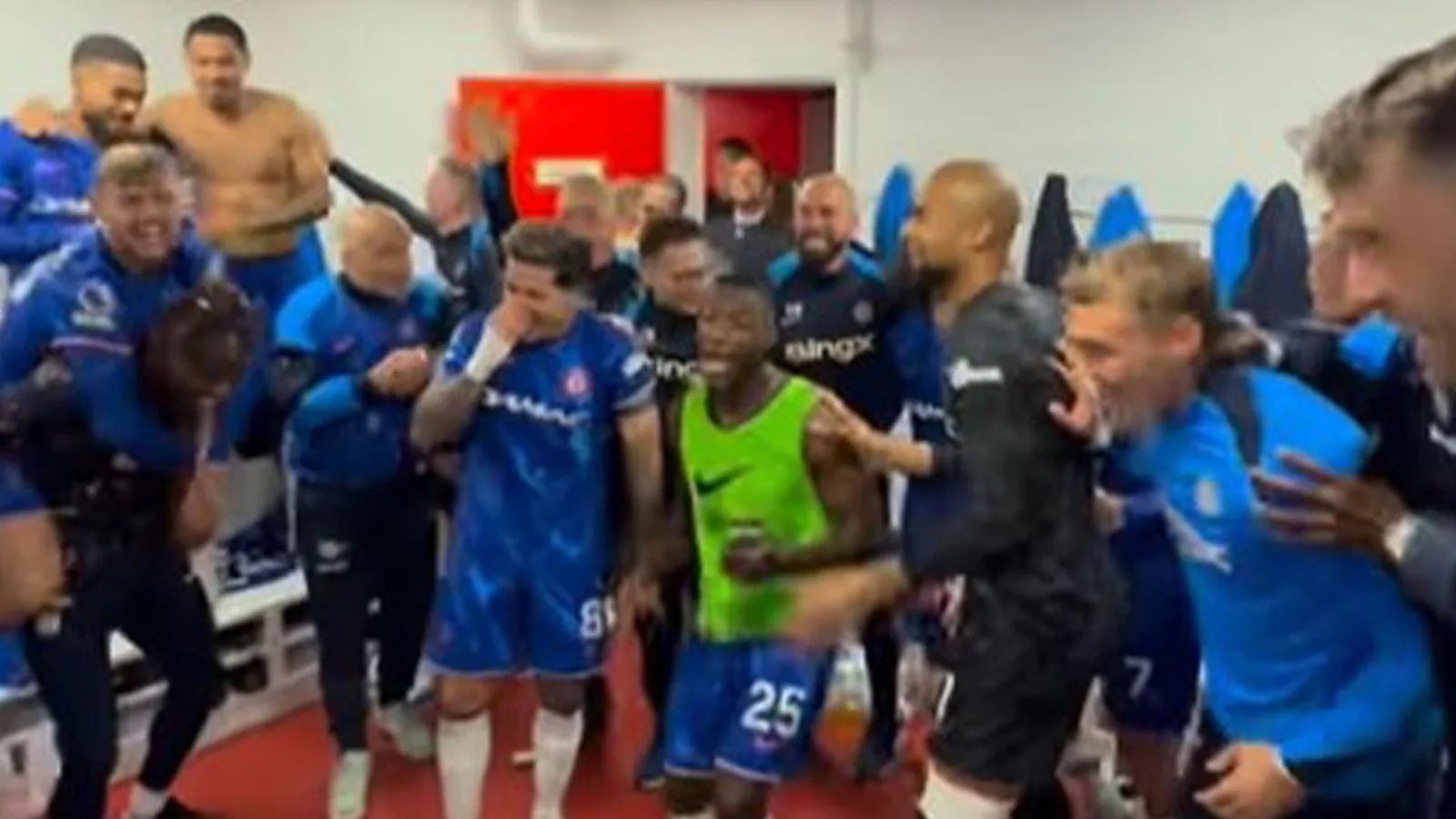 À l’intérieur des célébrations du vestiaire de Chelsea après la sécurisation de la ligue des champions et les fans adoreront ce que Caicedo dit