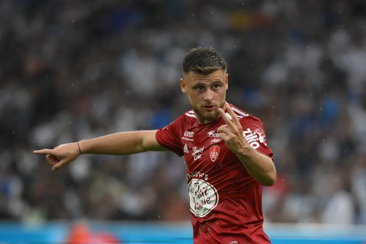 Brest prédit onze à Barcelone : Pierre Lees-Melou et Soumaïla Coulibaly absents, Hugo Magnetti titulaire
