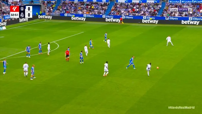 La tête du Real Madrid contre Alaves gracieuseté d’Eduardo Camiving