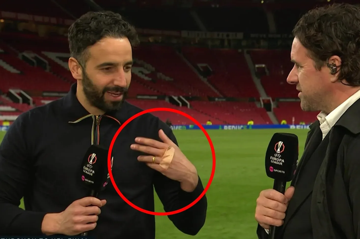 Amorim a repéré avec du plâtre sur les jointures après la mi-temps alors que les fans de l’homme Utd disent: «Quelqu’un a vérifié les téléviseurs dans le vestiaire?