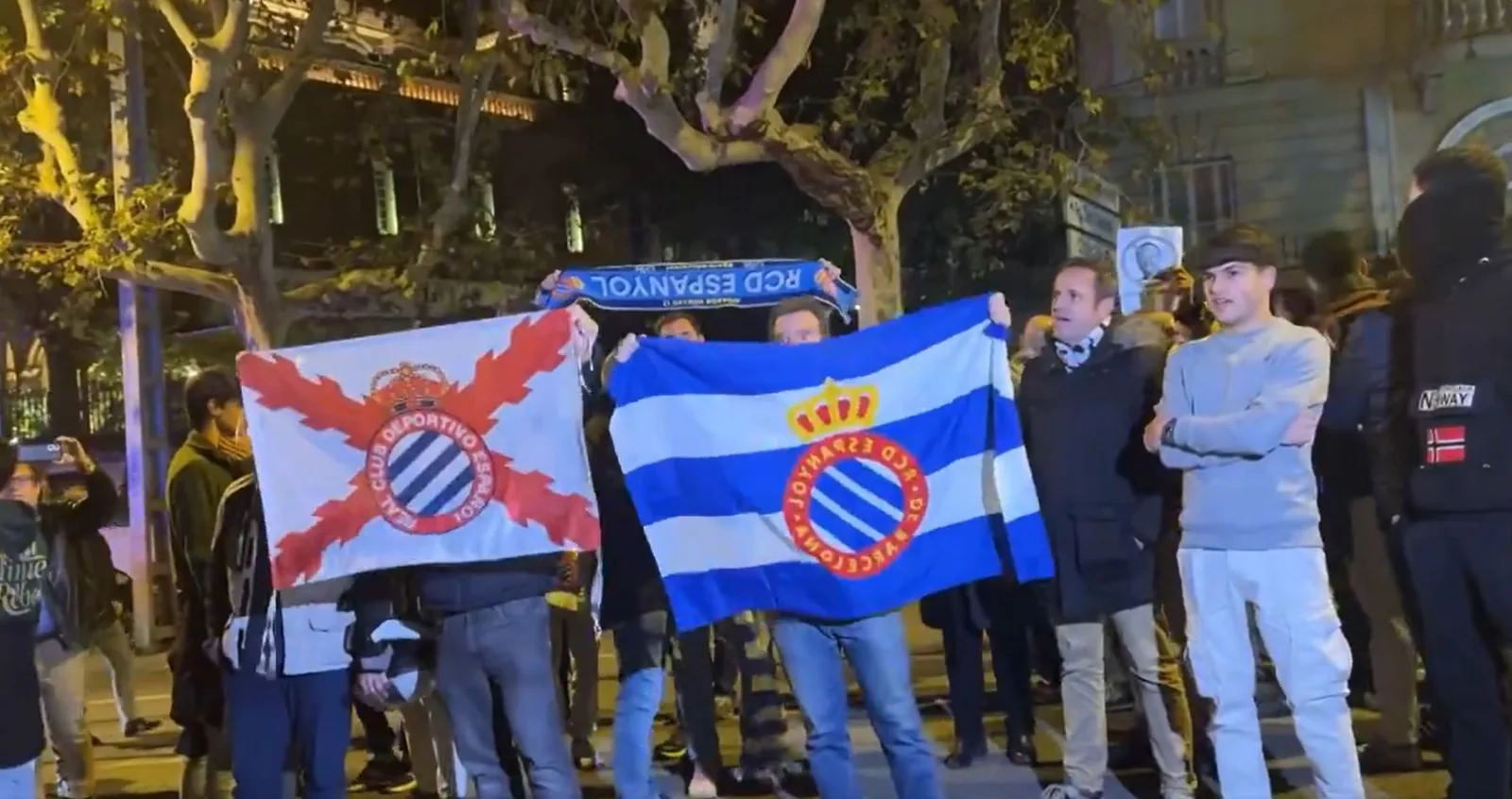 Les supporters de l’Espanyol se rassemblent devant le consulat chinois pour protester contre le propriétaire