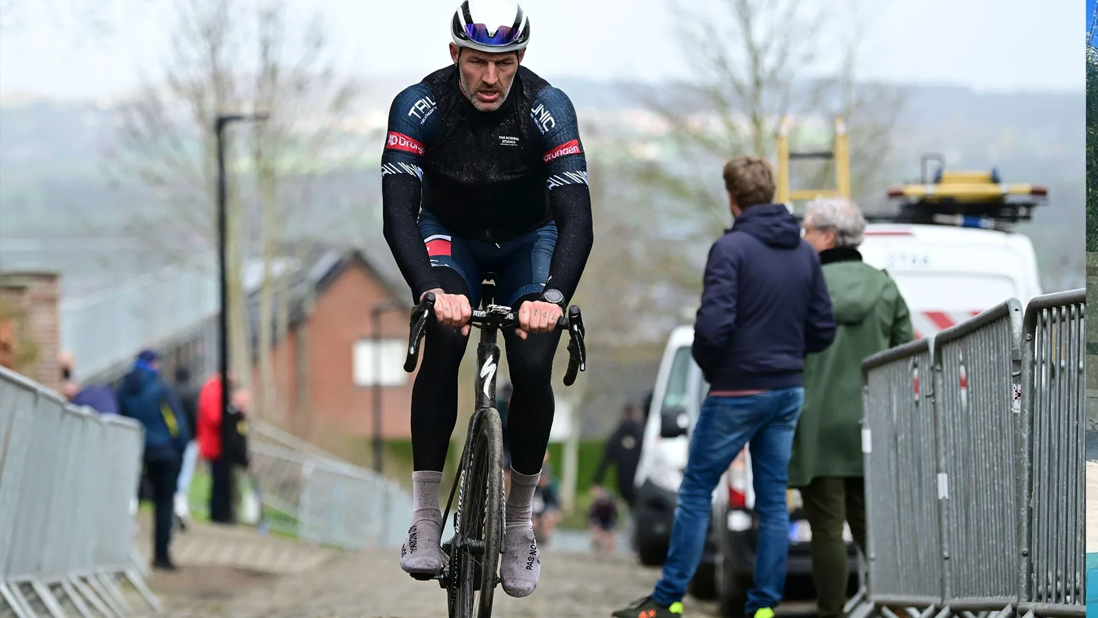 Le flop de Premier League, 41 ans, fait un changement majeur dans sa carrière après sa retraite en devenant cycliste professionnel
