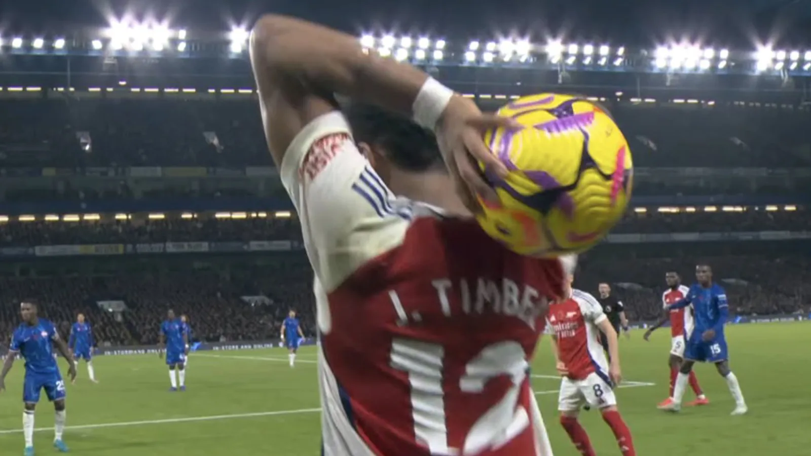 La star d’Arsenal, Jurrien Timber, « trompe » les commentateurs avec une gaffe que vous « ne pourriez pas faire si vous essayiez » lors du choc contre Chelsea