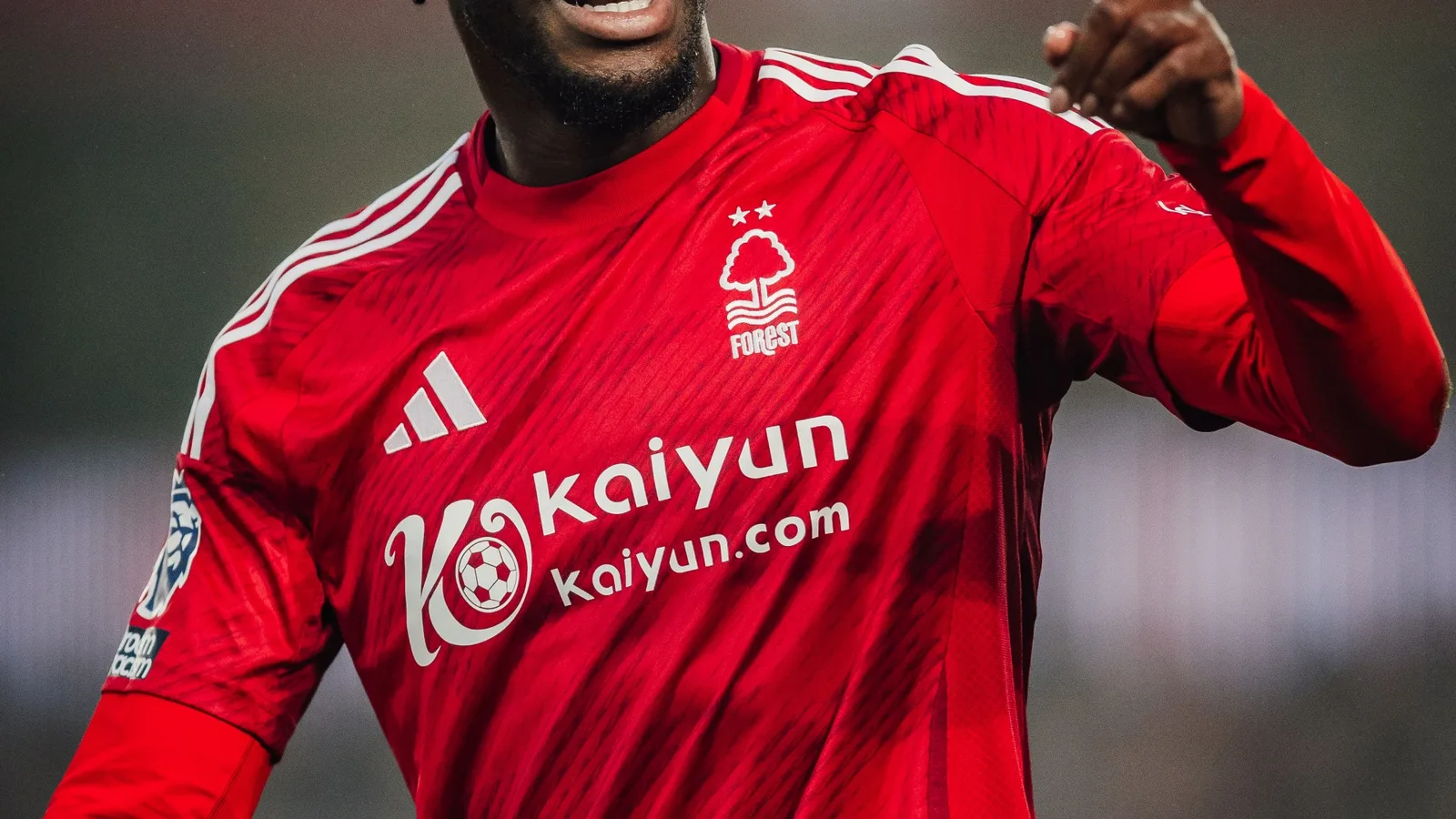 Nottingham Forest 1 Tottenham 0: Elanga marque le vainqueur alors que le carton rouge de Spence et la blessure de Dragusin provoquent le chaos pour les Spurs