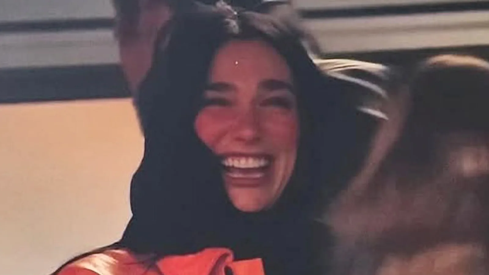 «N’est-elle pas une fan de Liverpool? – Dua Lipa a repéré la célébration de la victoire d’Arsenal sur le Real Madrid à Emirates dans la confusion des fans