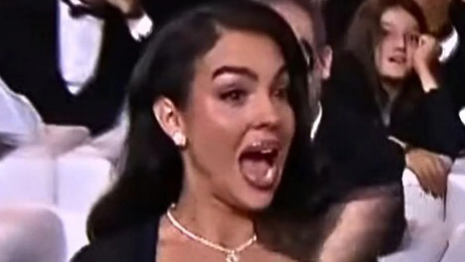Georgina Rodriguez vole la vedette aux Globe Soccer Awards dans une tenue audacieuse et a une réaction étonnante à la victoire de Cristiano Ronaldo