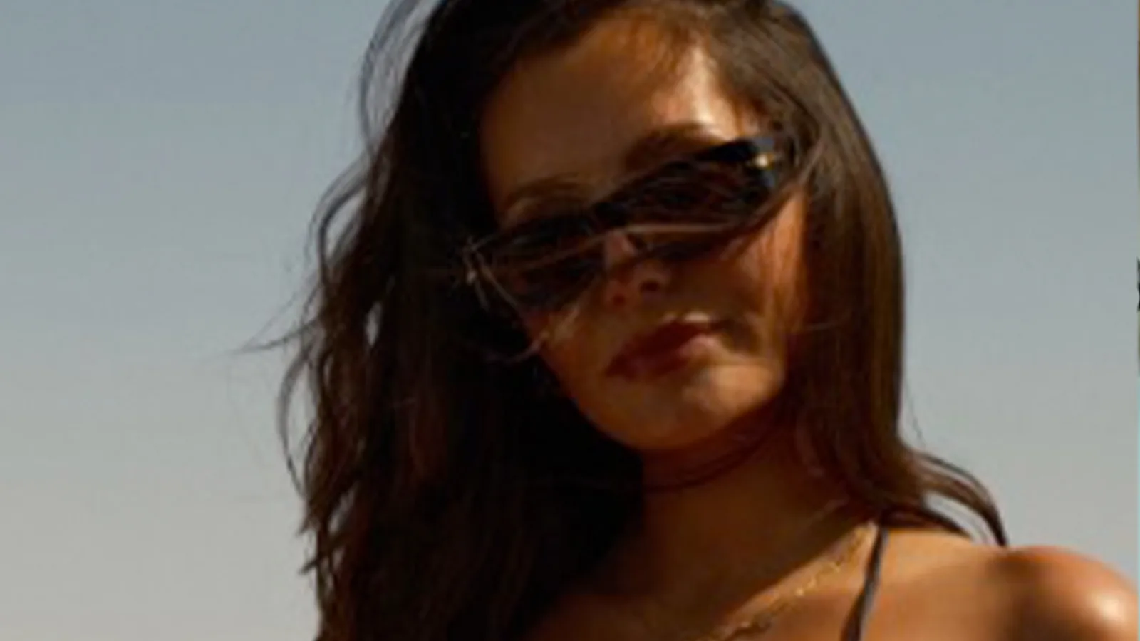 La femme de la star d’Arsenal, la femme de Ben White, étourdisse en bikini alors qu’elle montre de la bosse de bébé sur le bateau et laisse ses compatriotes stupéfaits