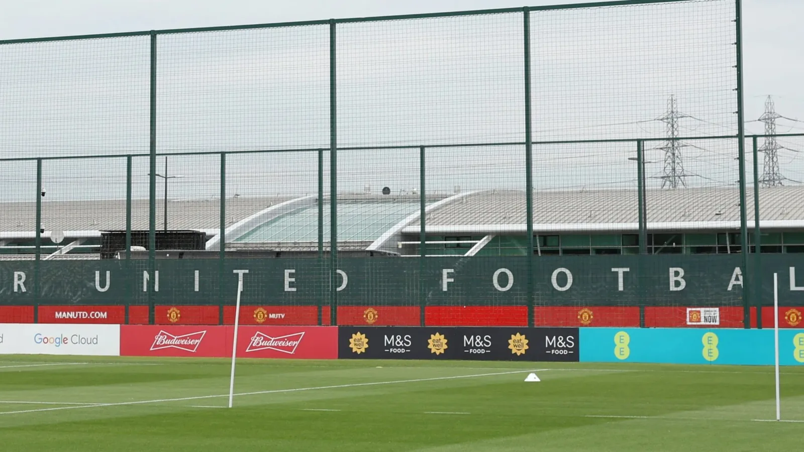 L’entraîneur de l’homme UTD «  susceptible de partir  » avec un futur incertain alors qu’il considère un nouveau défi loin du club
