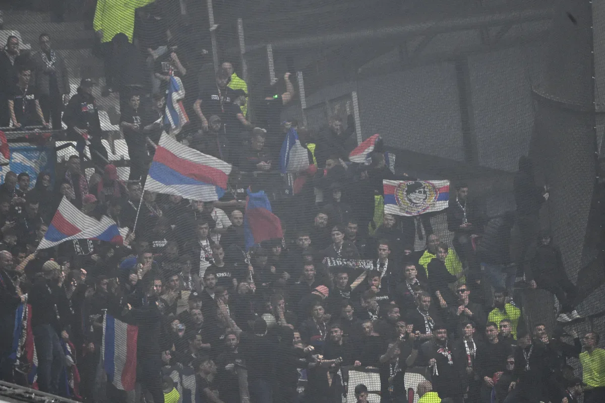 «  De la fierté à la honte  » – Les supporters de Lyon envoient un message à l’équipe dans la bannière de formation