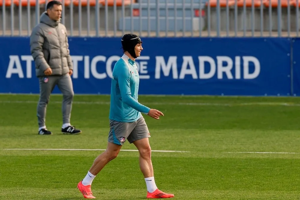 Le manager de l’Atletico Madrid, Diego Simeone, évite les questions sur l’avenir alors que Robin Le Normand s’entraîne avec la mêlée