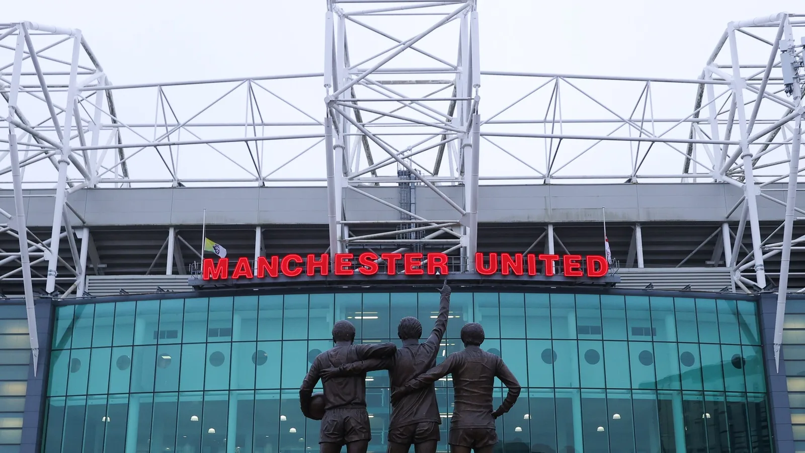 Les fans de l’homme utd fumé «c’est tout simplement embarrassant» car le coût de la suppression des déjeuners gratuits à Old Trafford est révélé