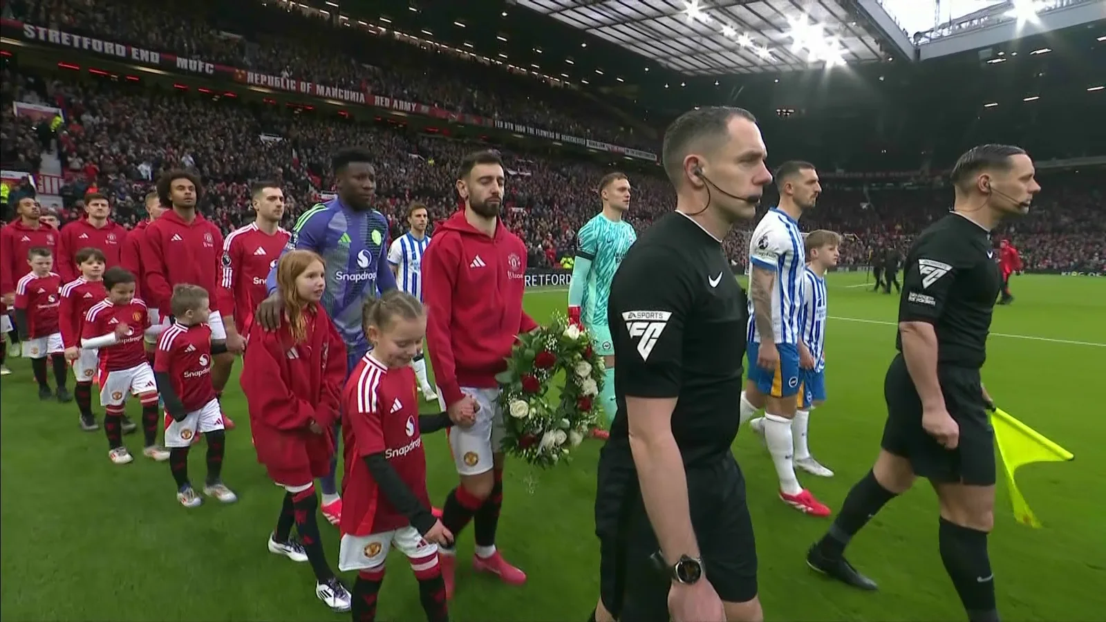 Man Utd rend un hommage émouvant à Denis Law alors que Sir Alex Ferguson rejoint les légendes sur le terrain d’Old Trafford avant le match de Brighton