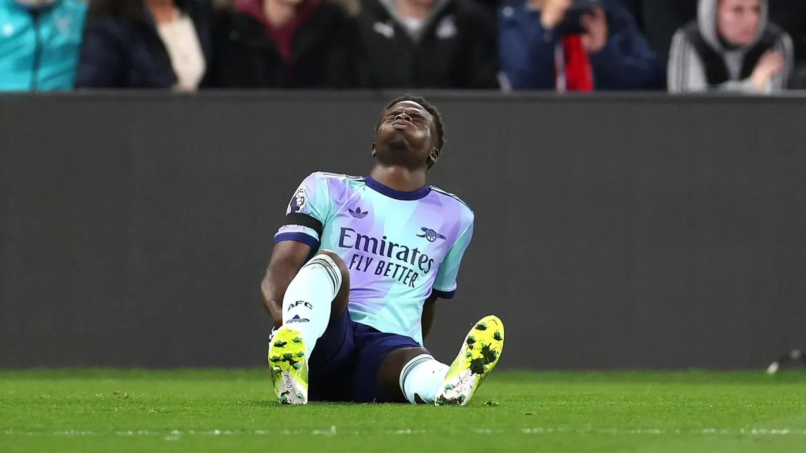 Mise à jour dévastatrice sur la blessure de Bukayo Saka alors que la star d’Arsenal affronte QUINZE matchs avec KO aux ischio-jambiers
