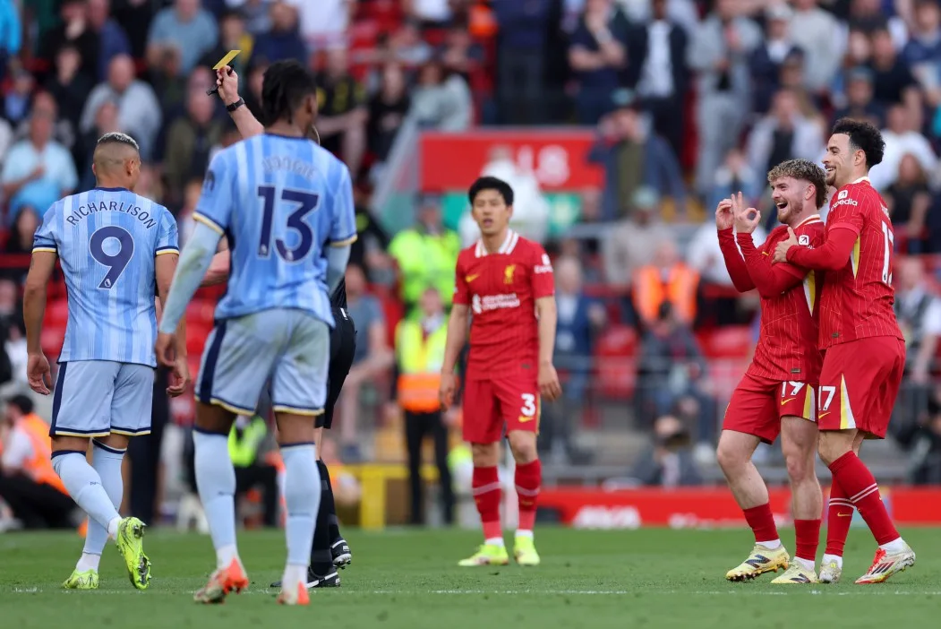 Richarlison répond au geste bizarre d’Harvey Elliott après avoir échappé en dernière seconde avant la victoire du titre de Liverpool