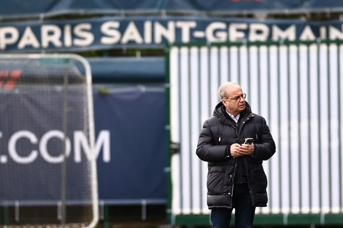Luís Campos écrivant un livre sur son temps au PSG