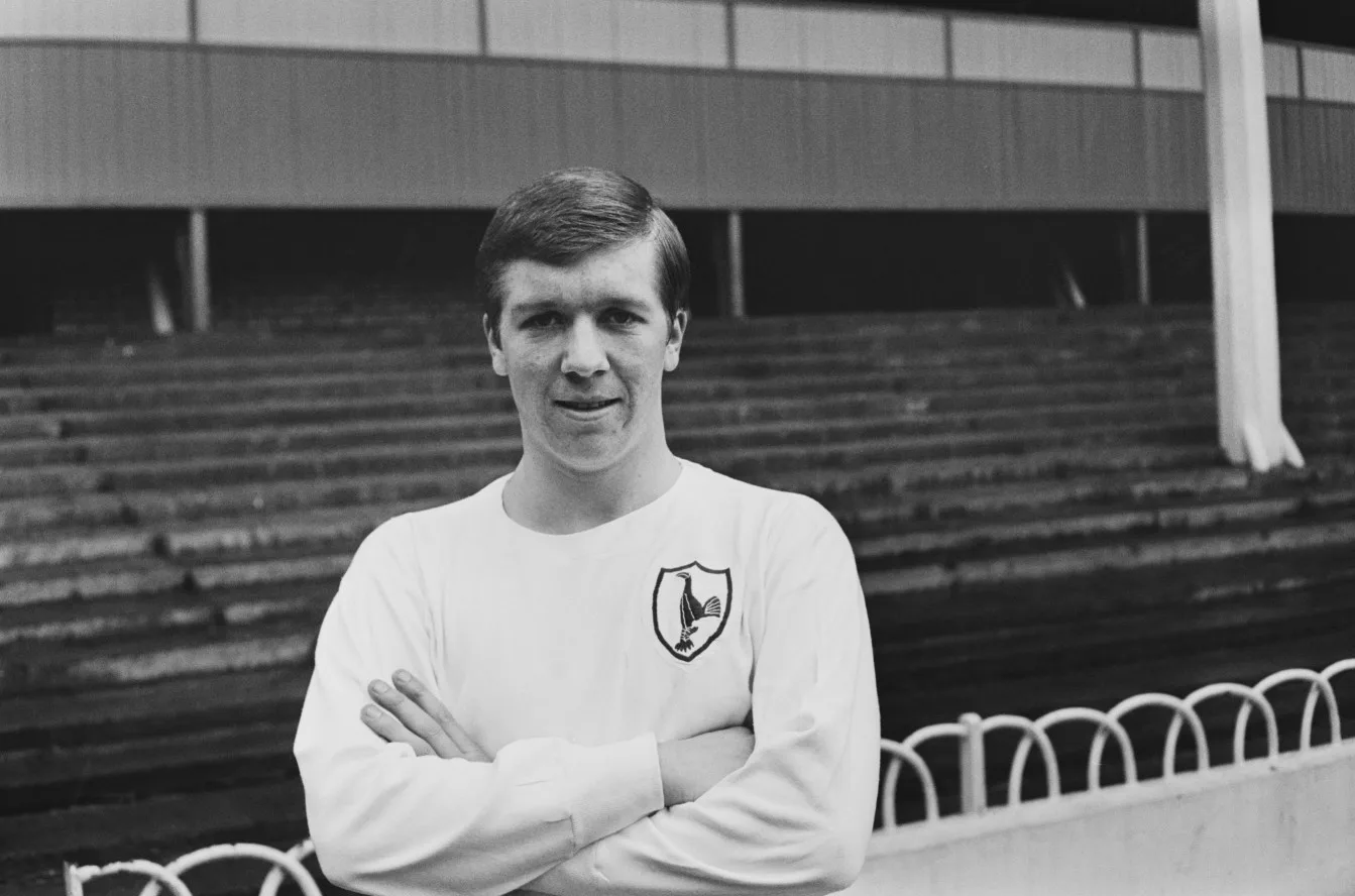 Dennis Bond est mort à 77 ans: l’ancien star de Tottenham et Watford meurt alors que les hommages coulent