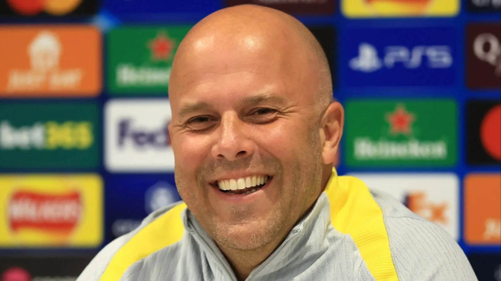Arne Slot éclate de rire après qu’un journaliste lui ait raconté ce que les fans de Liverpool chantaient à son sujet