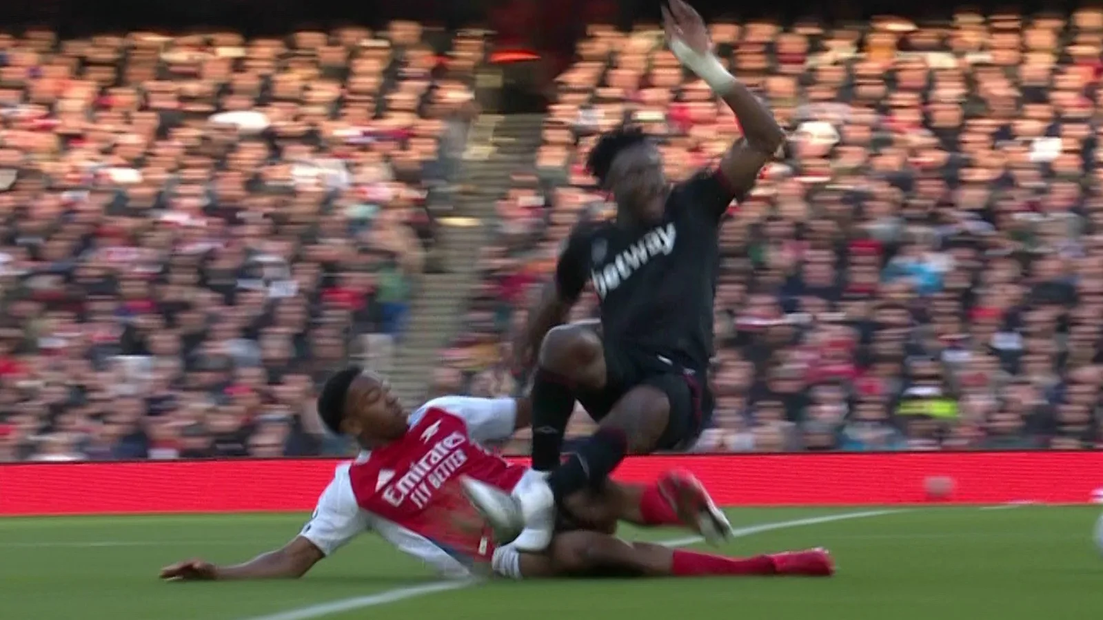 Déclaration de sortie de Premier League sur le carton rouge de Myles Lewis-Skelly alors que le titre d’Arsenal espère s’effondrer