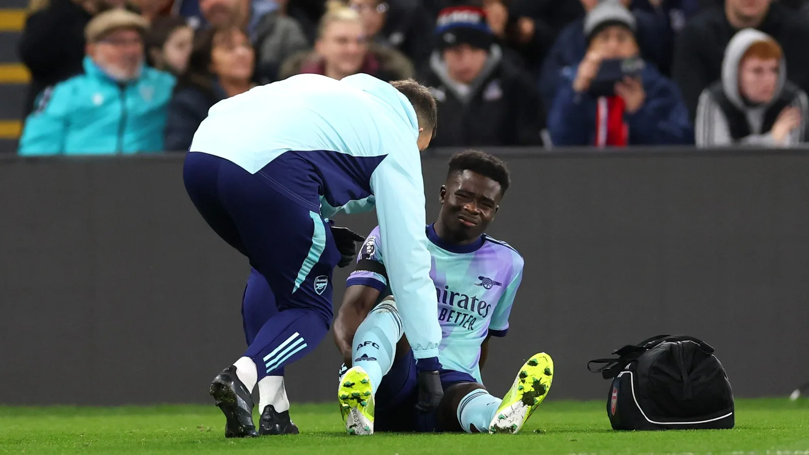 Un énorme coup dur pour Arsenal alors que Bukayo Saka a été forcé de partir blessé lors du choc de Crystal Palace quelques jours seulement avant la période des fêtes mouvementée
