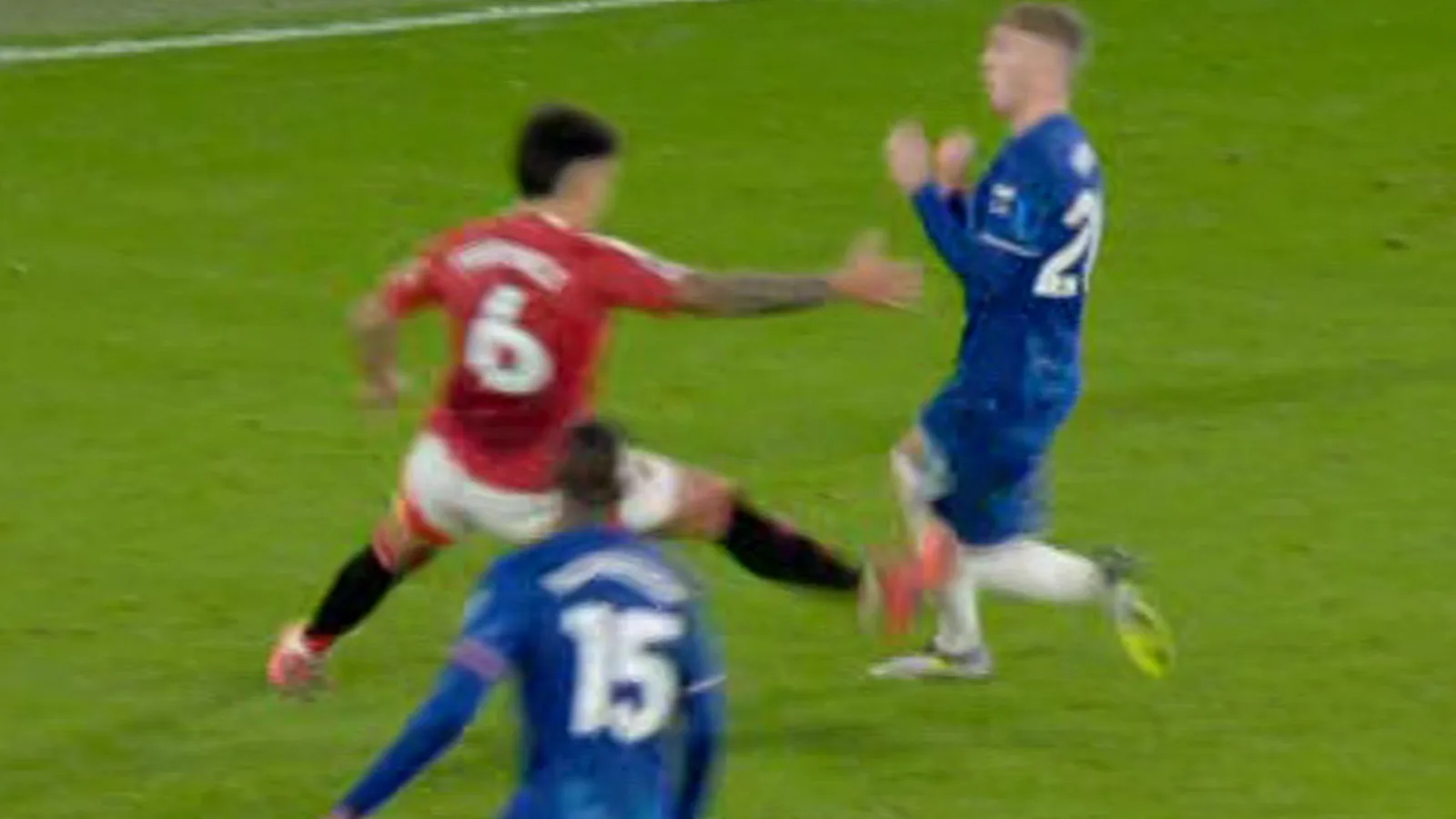 Les fans sont stupéfaits de voir Martinez échapper au carton rouge pour une « attaque brutale » sur Cole Palmer après un coup de genou lors de Man Utd vs Chelsea