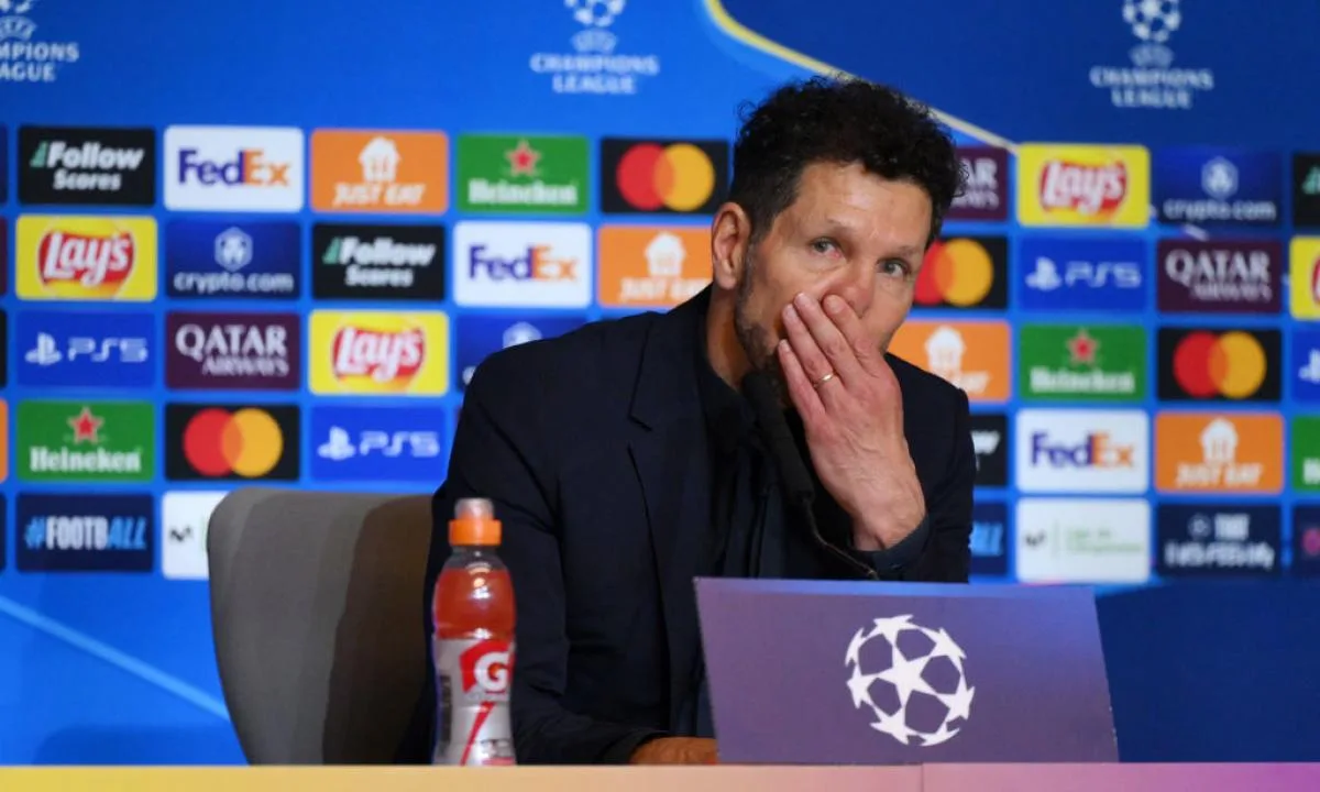 Diego Simeone de l’Atletico Madrid se déclenche sur la décision de pénalité