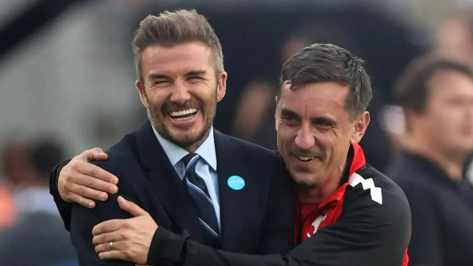 David Beckham entre dans le stade de Gary Neville Ban Row avec une fouille brutale à Nottingham Forest