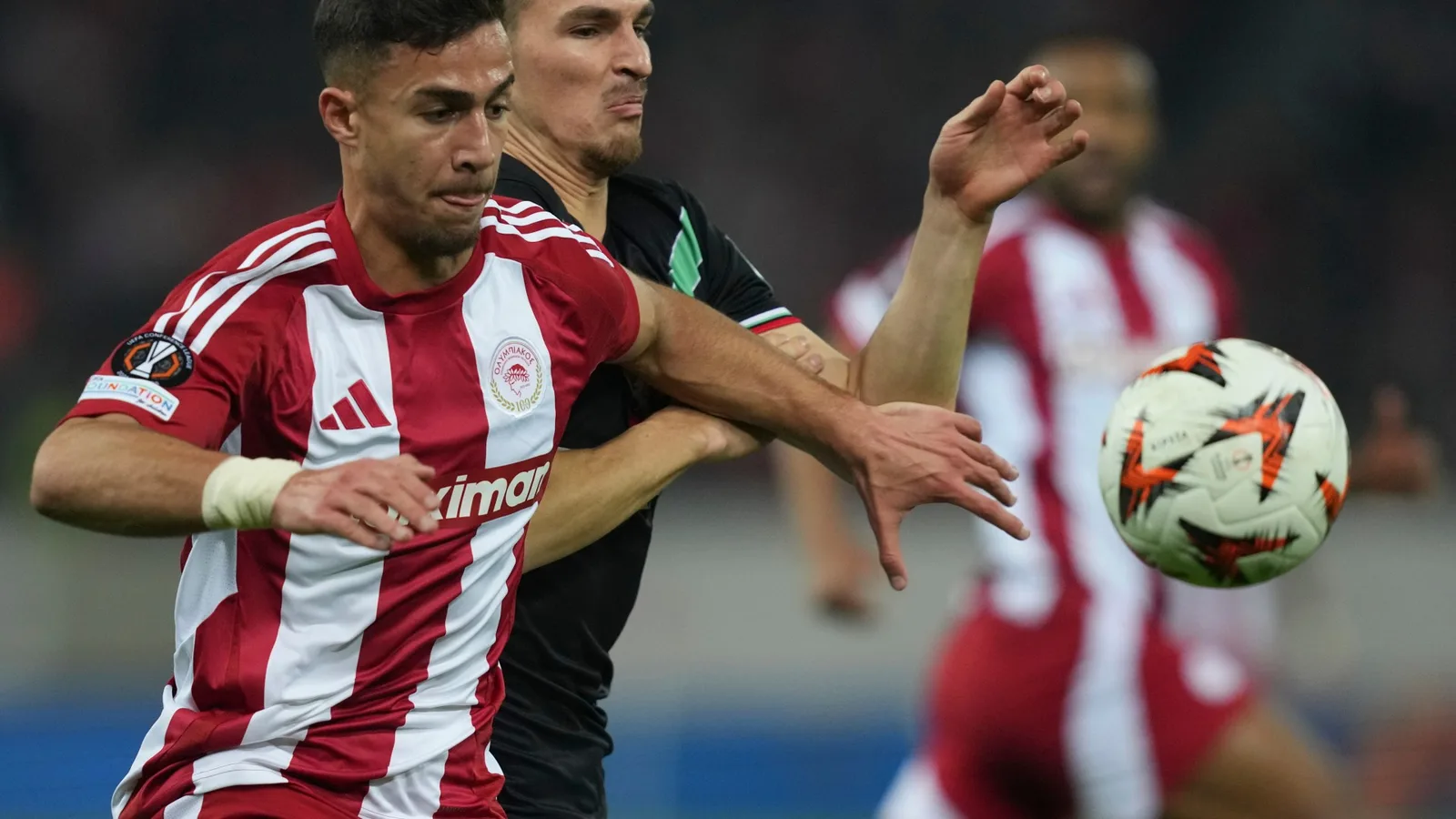 Man Utd recrute le prodige de l’Olympiacos, 17 ans, qui est déjà champion d’Europe mais fait face à une bataille de transfert pour l’attaquant