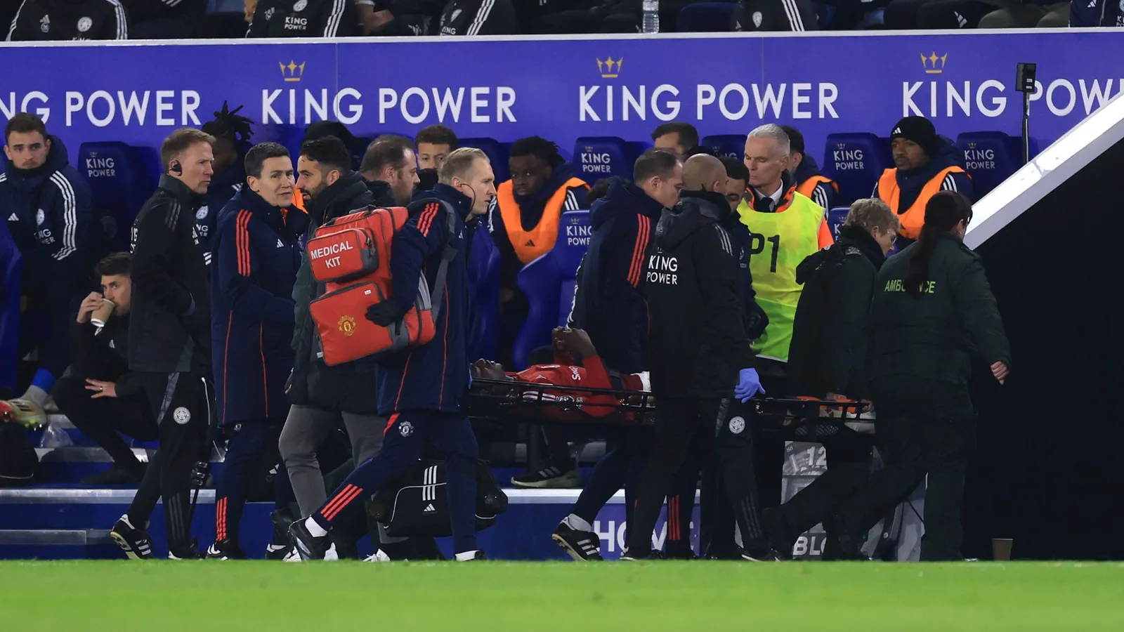 Ayden Heaven Buthury Dernier: Man Utd Teenager, 18 ans, emporté sur une civière après une blessure à l’horreur en victoire à Leicester