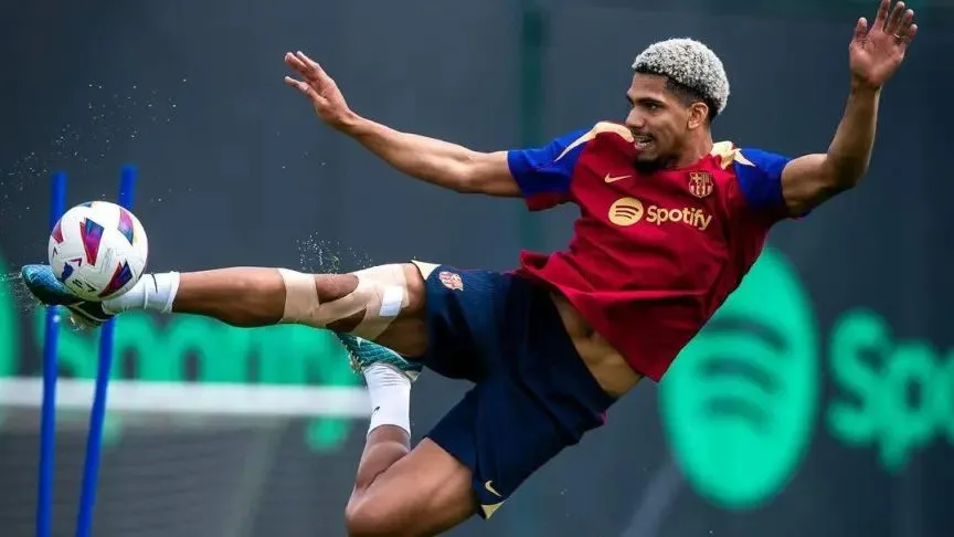 La star de Barcelone manquera le Real Betis alors que Hansi Flick adopte une approche prudente