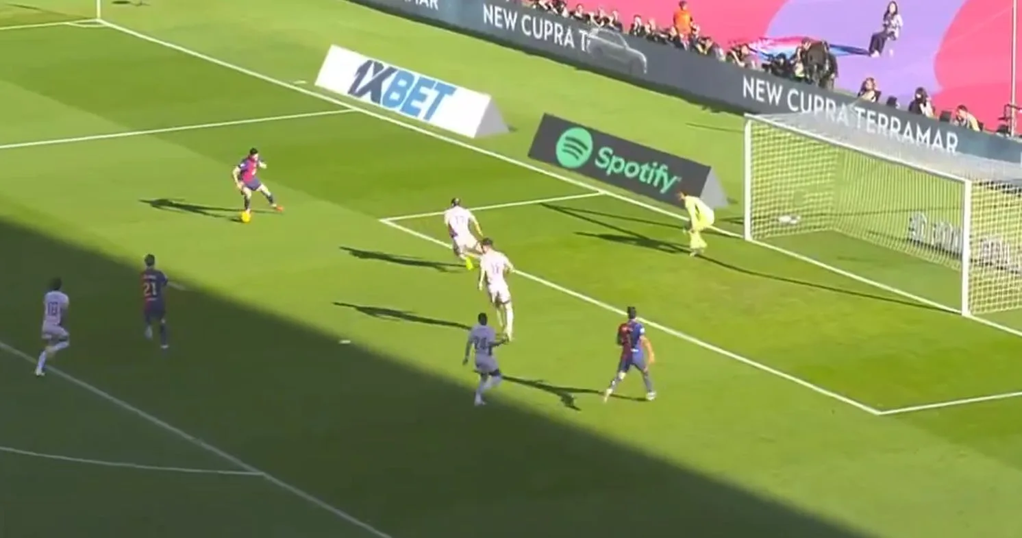 Robert Lewandowski Nets Abrace de Brilliant de Jong Assist