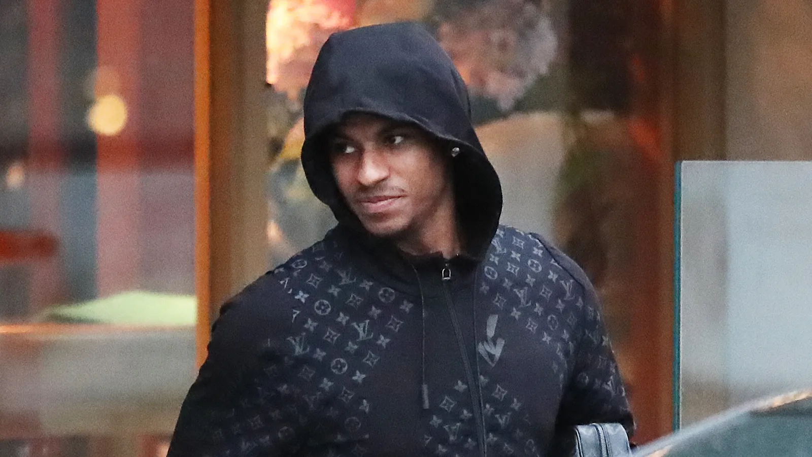 La star de Wantaway Man Utd, Marcus Rashford, sourit alors qu’il déjeune avec son coéquipier le jour après avoir réchauffé le banc lors de la défaite de Newcastle.