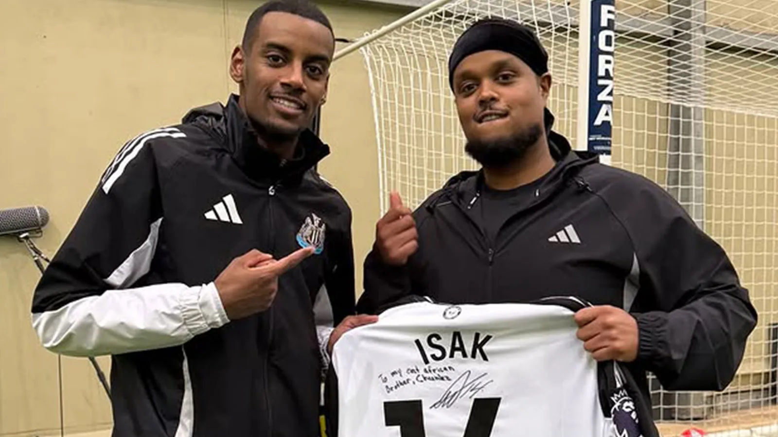«  Alexander Isak à Arsenal a confirmé  » Dites des supporters extatiques alors que l’attaquant de Newcastle pose avec Gunners Superfan Chunkz