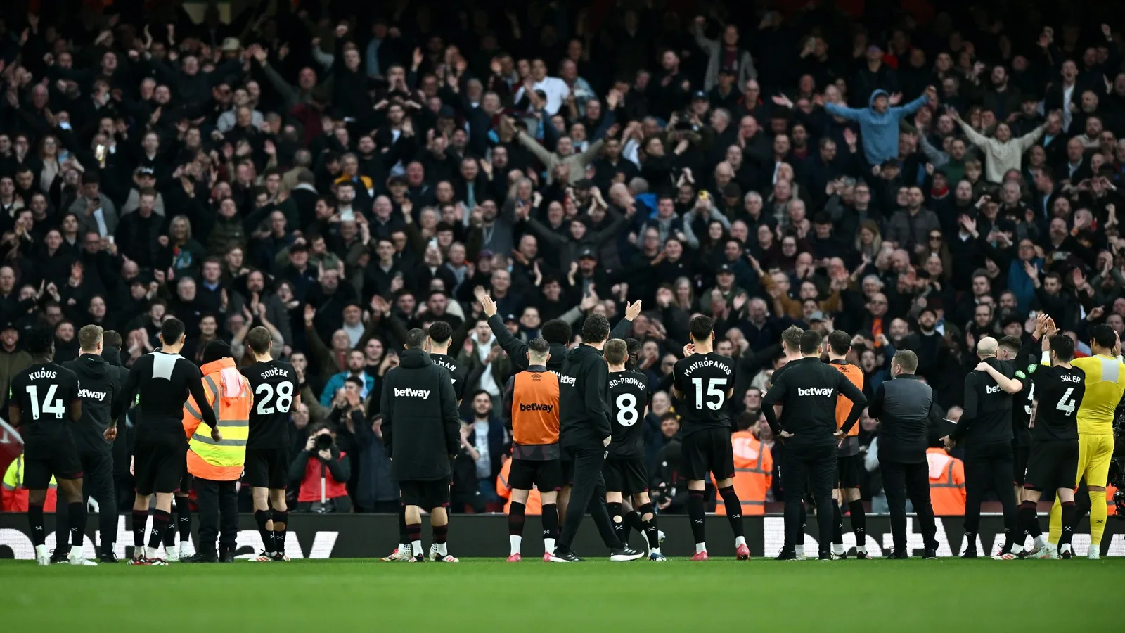 «  Deuxièmement encore, Ole Ole  » – Brutal West Ham Fans Narger Arsenal avec trois chants effrontés après étourdir les Emirats