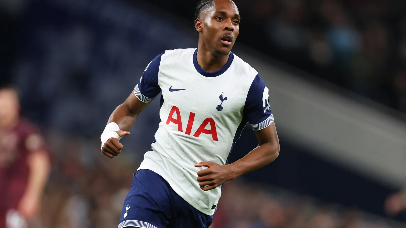 Mathys Tél obligé de s’excuser auprès des fans de Tottenham après avoir porté le nom de l’ex-Arsenal Star sur chemise
