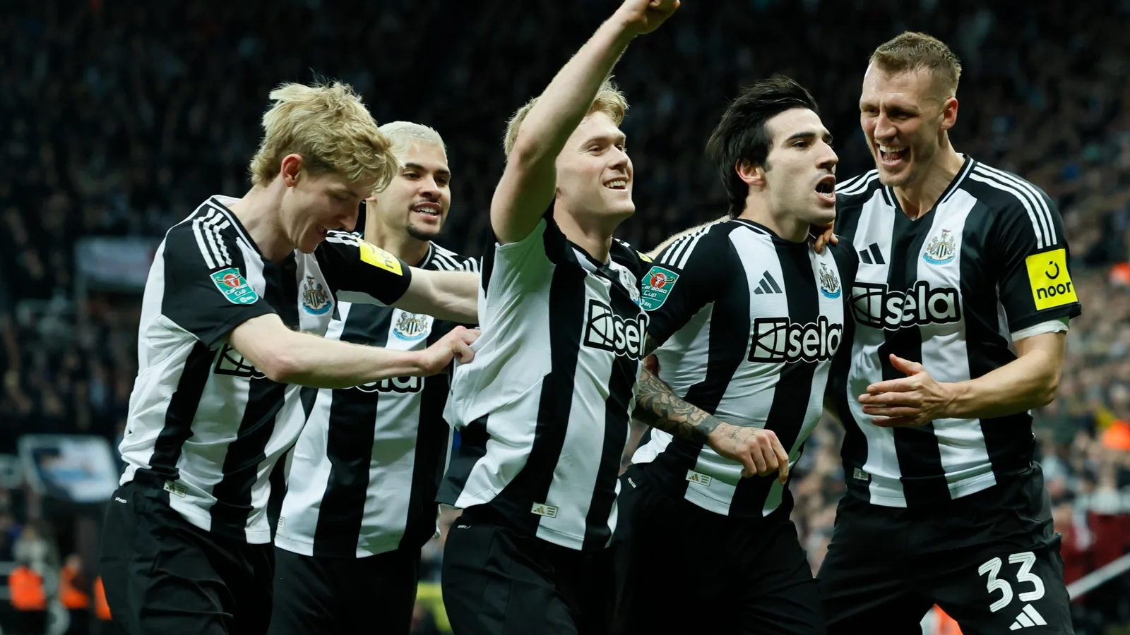 «Cela pourrait-il être plus aléatoire? – Humble Newcastle Star a repéré travailler chez Butchers laissant les fans sous le choc