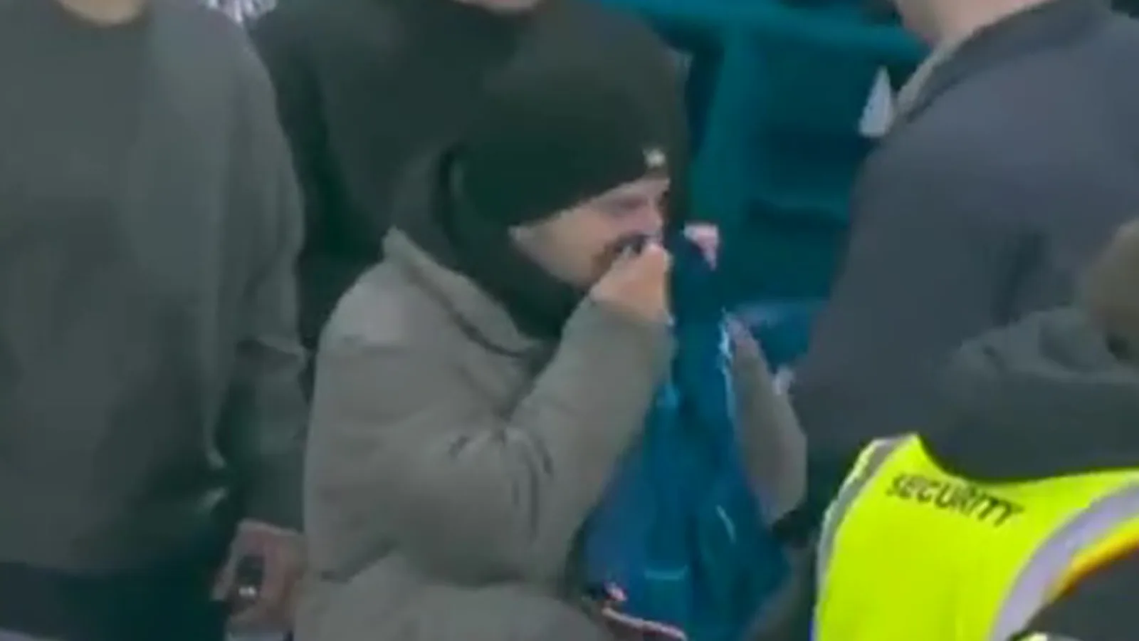 Moment bizarre Enzo Fernandez donne à Fan son short après l’affrontement de Chelsea… mais le supporter les renifle